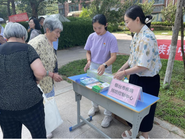 烟台市疾控中心第四党支部开展党员“双报到”健康知识进社区活动